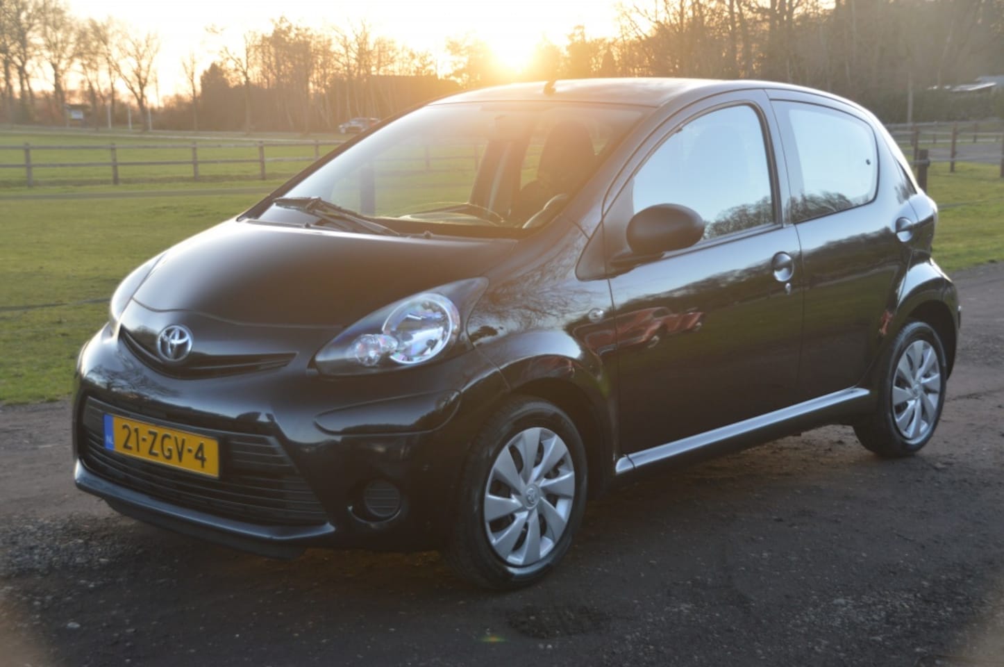 Toyota Aygo - 1.0 VVT-i Comfort Zwart 5 deurs Airco - AutoWereld.nl