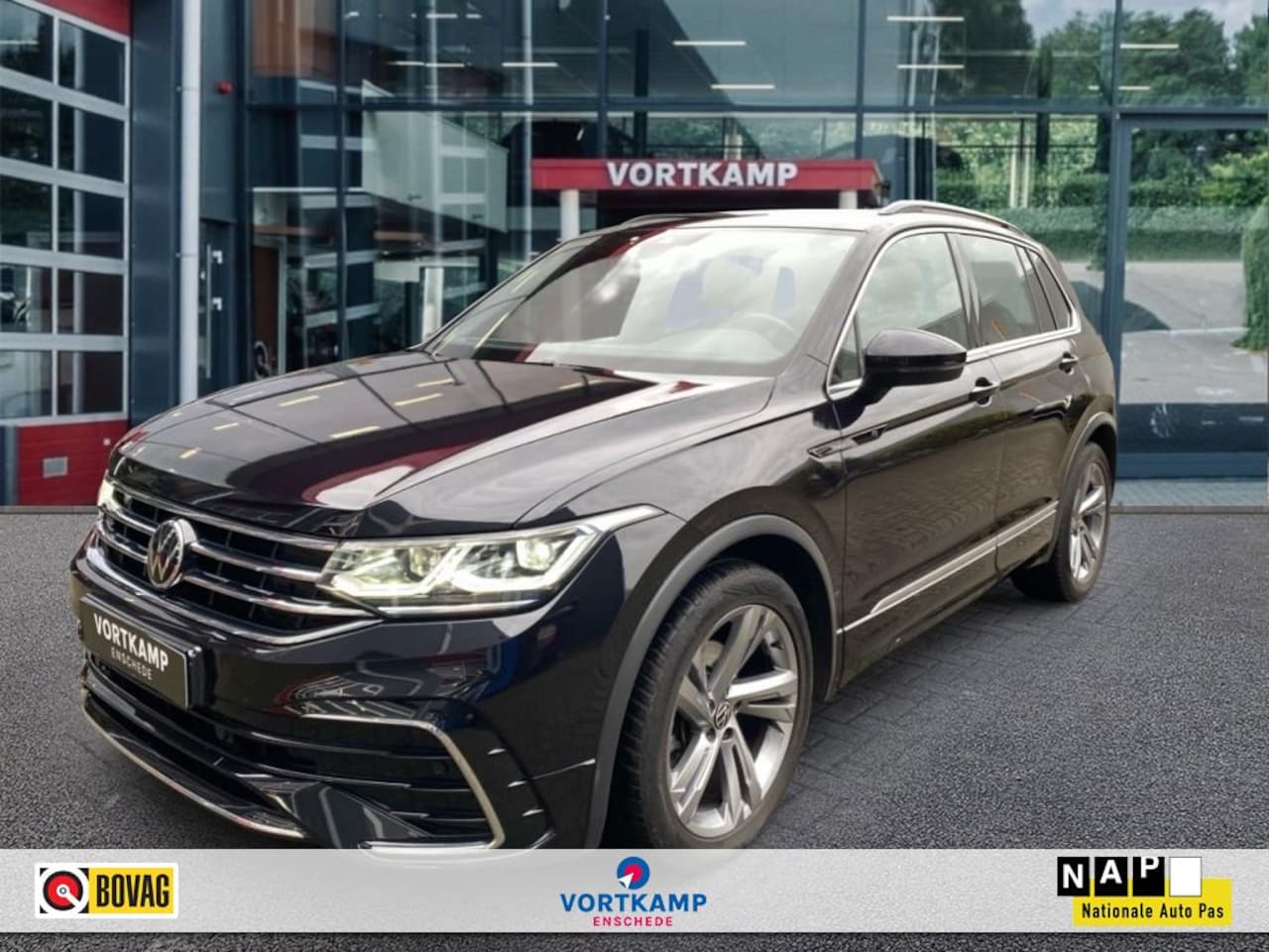 Volkswagen Tiguan - 1.5 TSI DSG R-LINE TREKHAAK/CAMERA/ACC/NAVI/CARPLAY - AutoWereld.nl