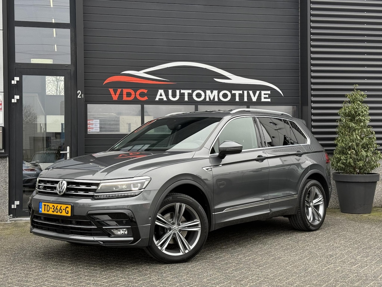 Volkswagen Tiguan - 1.4 TSI 4Motion R-Line Pano | Trekhaak | ACC | LED | Stoelverwarming | Camera | Virtual Co - AutoWereld.nl