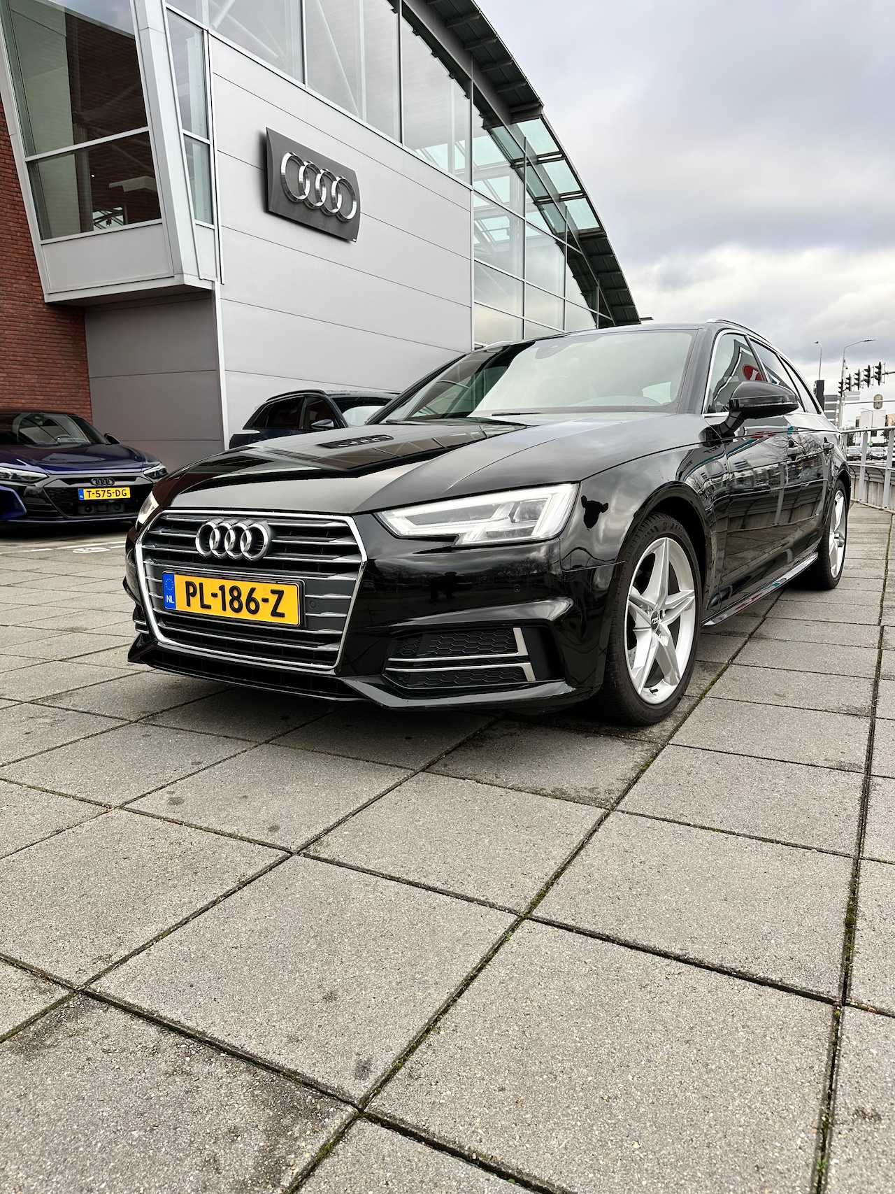 Audi A4 Avant - 2.0 TFSI ultra Sport S line Edition auto voorzien van keramische coating - AutoWereld.nl