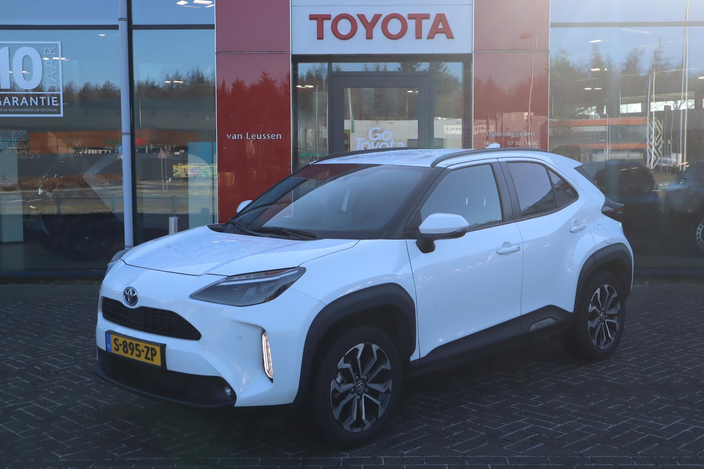 Toyota Yaris Cross - 1.5 HYBRID DYNAMIC 115 APPLE/ANDROID TREKHAAK STOELVERW. HEAD-UP NAVI KEYLESS PARK. SENSOR - AutoWereld.nl