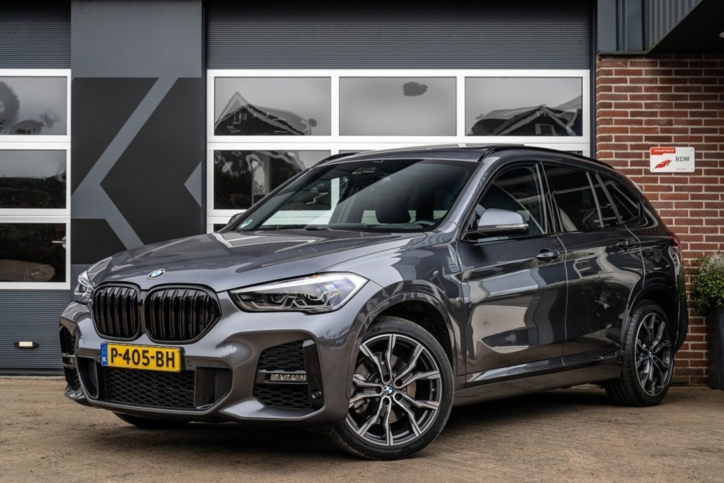 BMW X1 - sDrive20i High Executive M Sport | Shadow | Panorama | Head-Up | Trekhaak | Memory | Camer - AutoWereld.nl