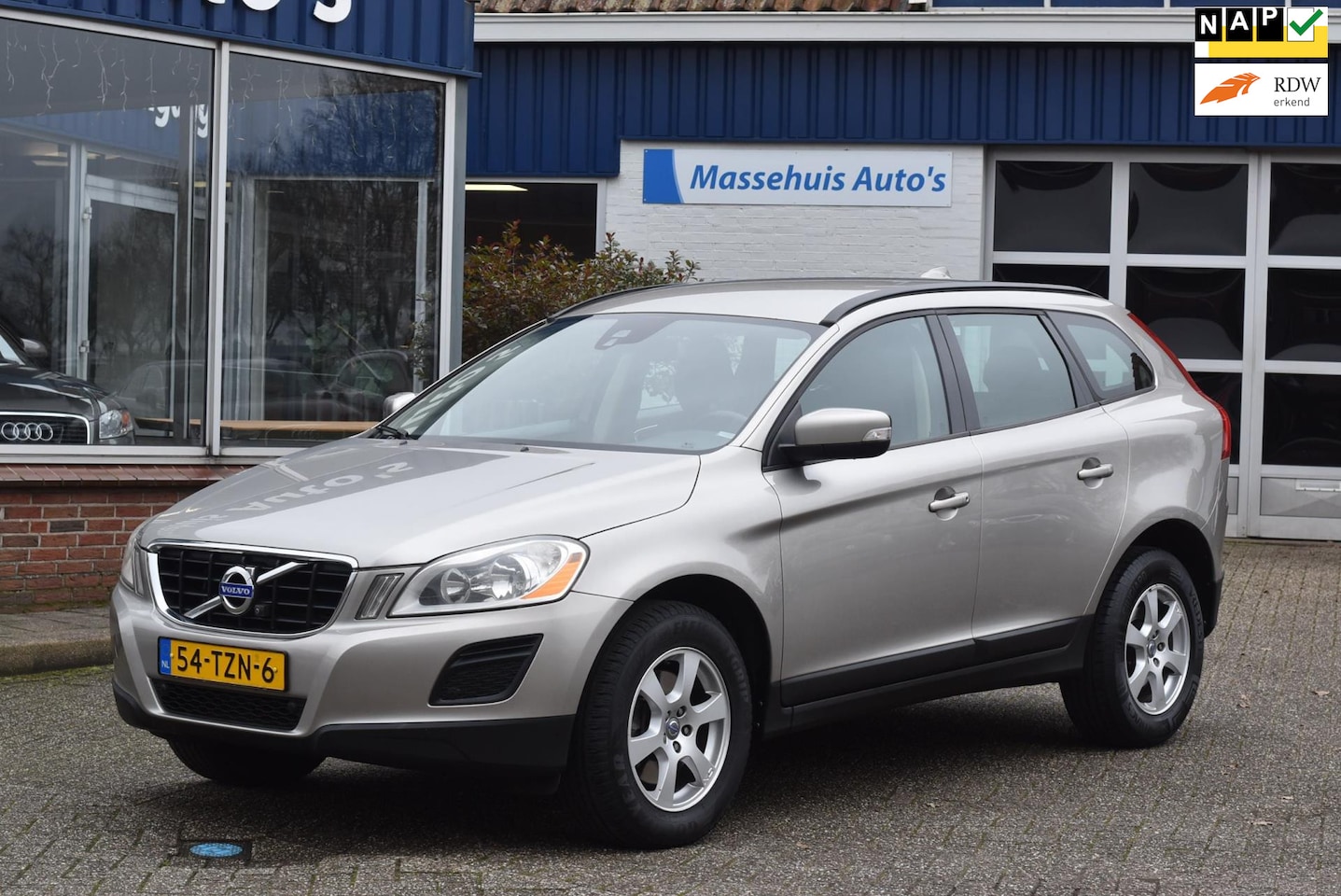 Volvo XC60 - 2.0 T5 Kinetic 176dkm Trekhaak Camera V+A Navi Clima Cruise Dealerauto Nwe APK - AutoWereld.nl