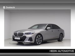 BMW 5-serie - 520i M-Sport | Nieuw model | Driving Assistant Plus