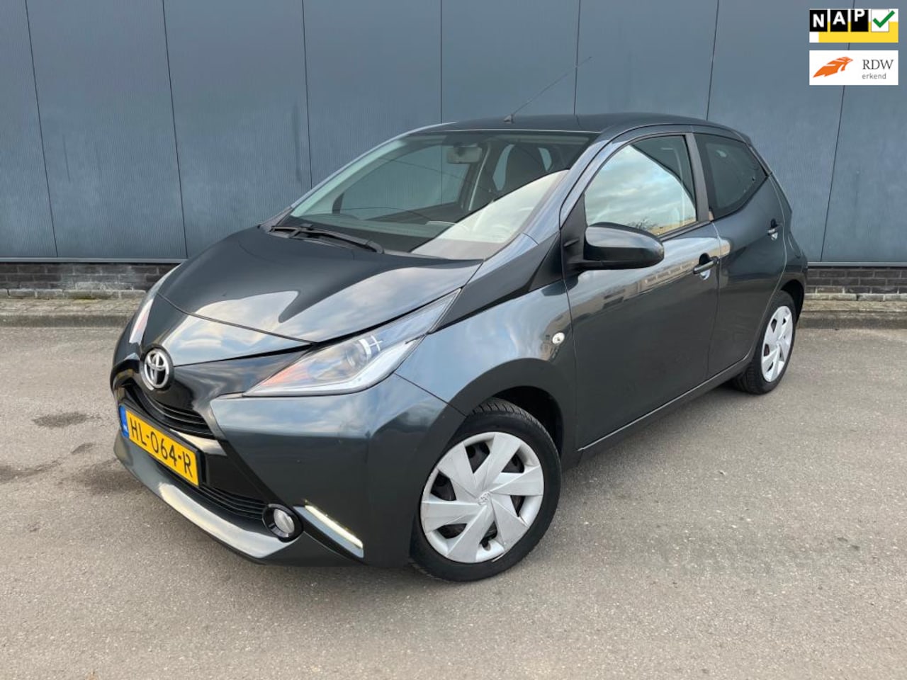 Toyota Aygo - 1.0 VVT-i x-play-Bluetooth-Cruise-Airco-5DRS-NAP! - AutoWereld.nl