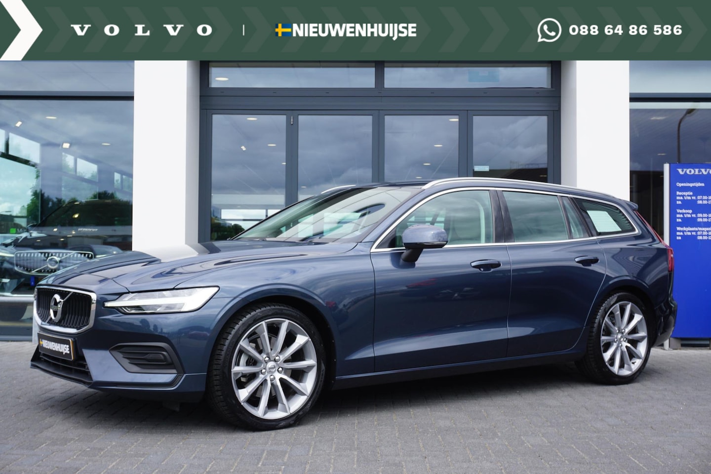 Volvo V60 - 2.0 T4 Momentum Pro | Leder | 19'' | Trekhaak | Alarm | Apple carplay | Camera | 4 season - AutoWereld.nl