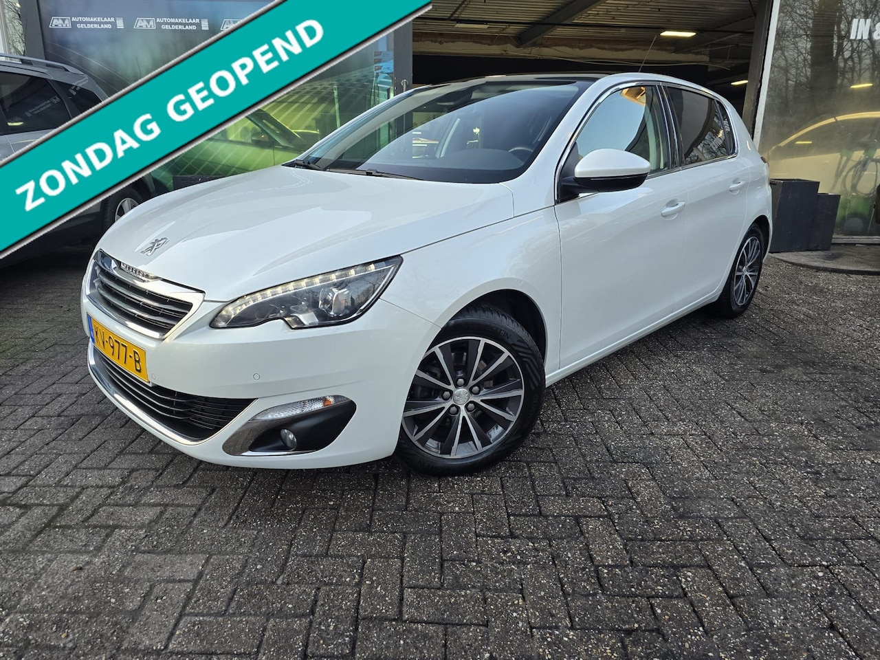 Peugeot 308 - 1.2 PureTech Allure | 2E EIGENAAR | 12MND GARANTIE | NL AUTO | PANO DAK | NAVI | - AutoWereld.nl