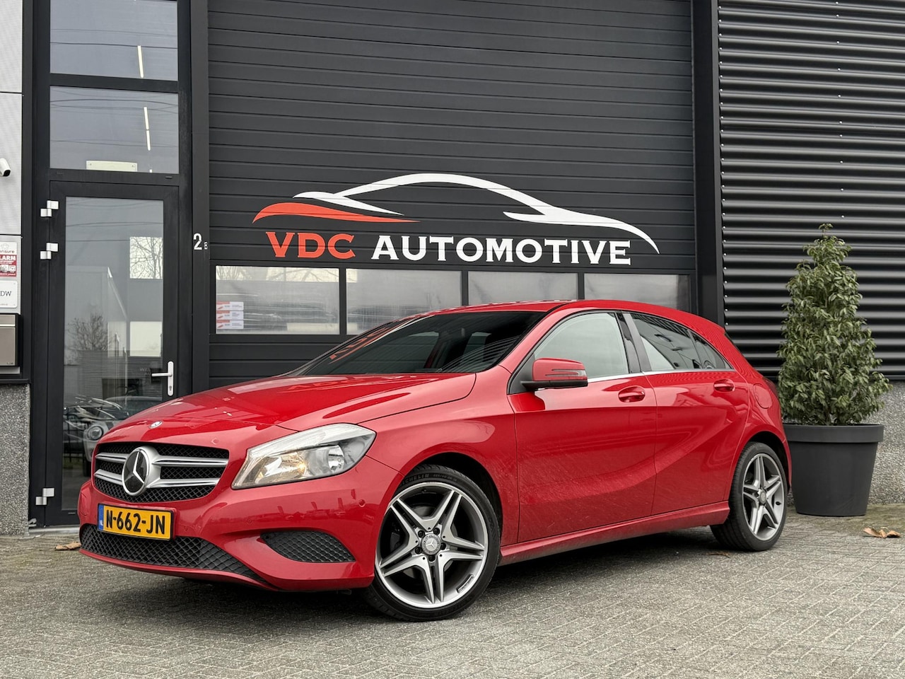 Mercedes-Benz A-klasse - 180 Urban Stoelverwarming | Camera | AMG Velgen | Parkeersensoren | Navi - AutoWereld.nl