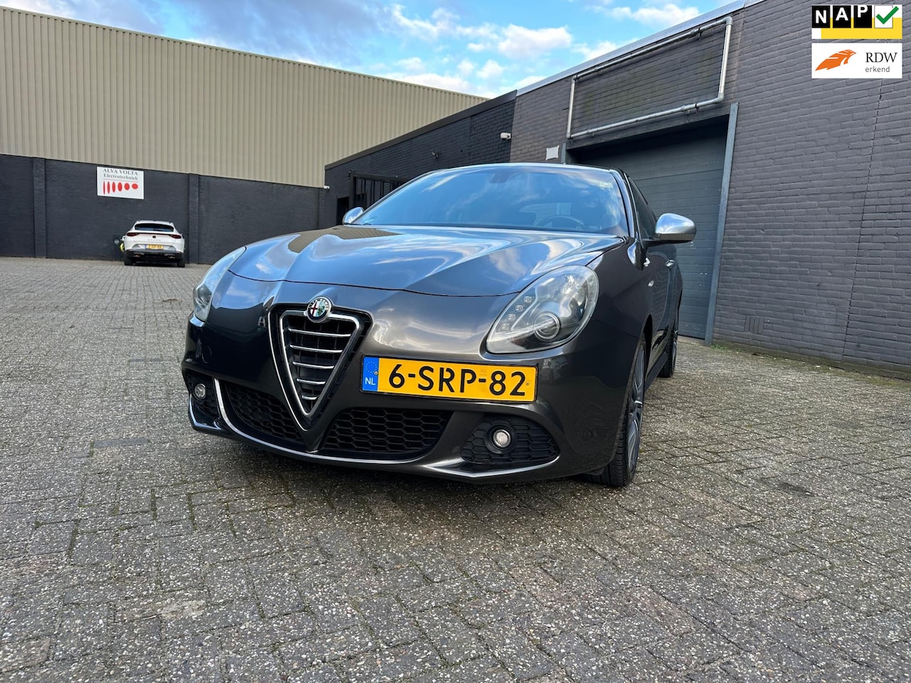 Alfa Romeo Giulietta - 1.4 T Distinctive Aut. Clima Cruise Navi Leer Led PDC LM-Wielen Xenon - AutoWereld.nl