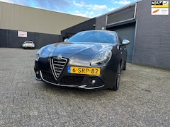 Alfa Romeo Giulietta - 1.4 T Distinctive Aut. Clima Cruise Navi Leer Led PDC LM-Wielen Xenon