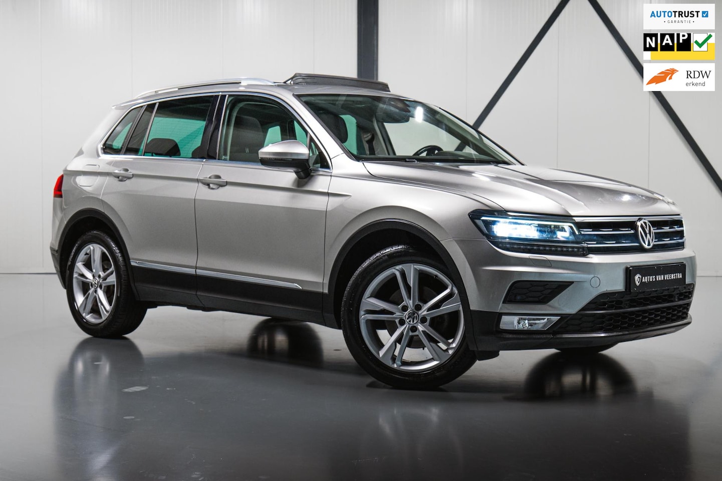 Volkswagen Tiguan - 1.4 TSI ACT Comfortline | PANO | DSG | LED | Volledig onderhouden - AutoWereld.nl