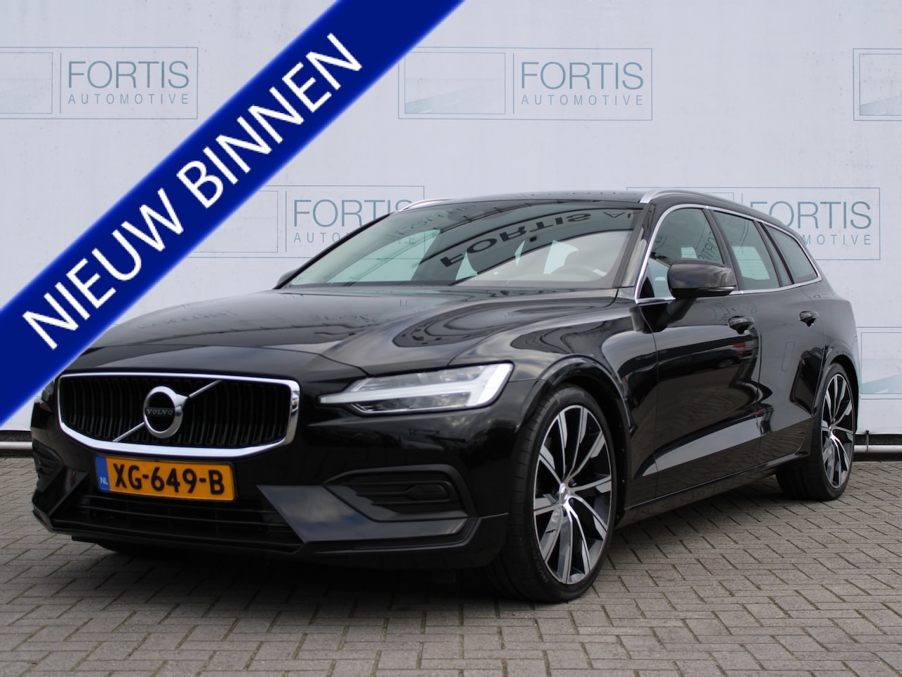 Volvo V60 - 2.0 T5 Momentum NL AUTO | TREKHAAK | LEDER | CARPLAY | STOELVERW | - AutoWereld.nl