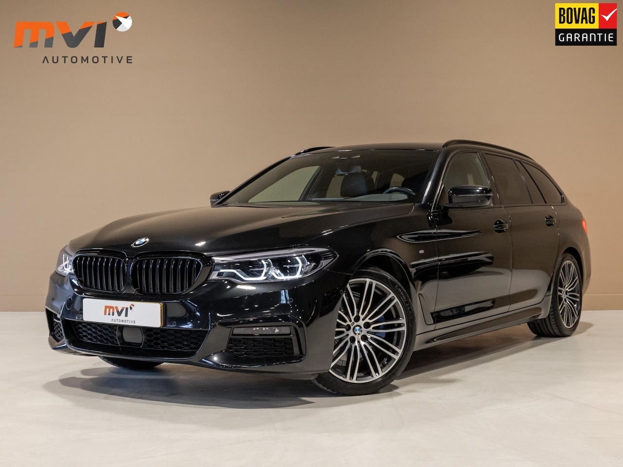 BMW 5-serie Touring - 520i M-Pakket High Executive / 184pk / Trekhaak / Panorama dak / Harman/Kardon / Dodehoek - AutoWereld.nl