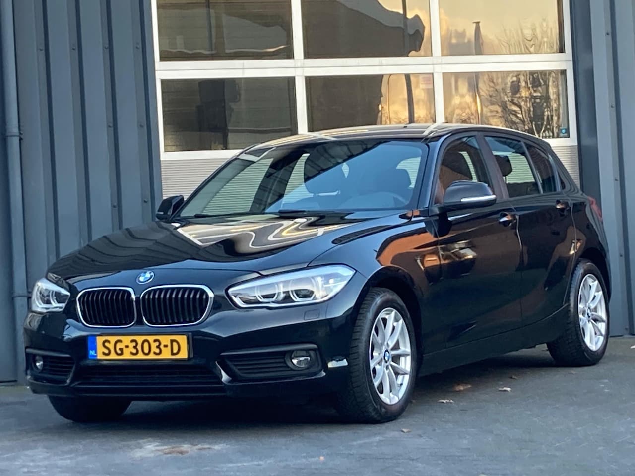 BMW 1-serie - 118i High Executive Led Clima Cruise Stoelverwarming - AutoWereld.nl