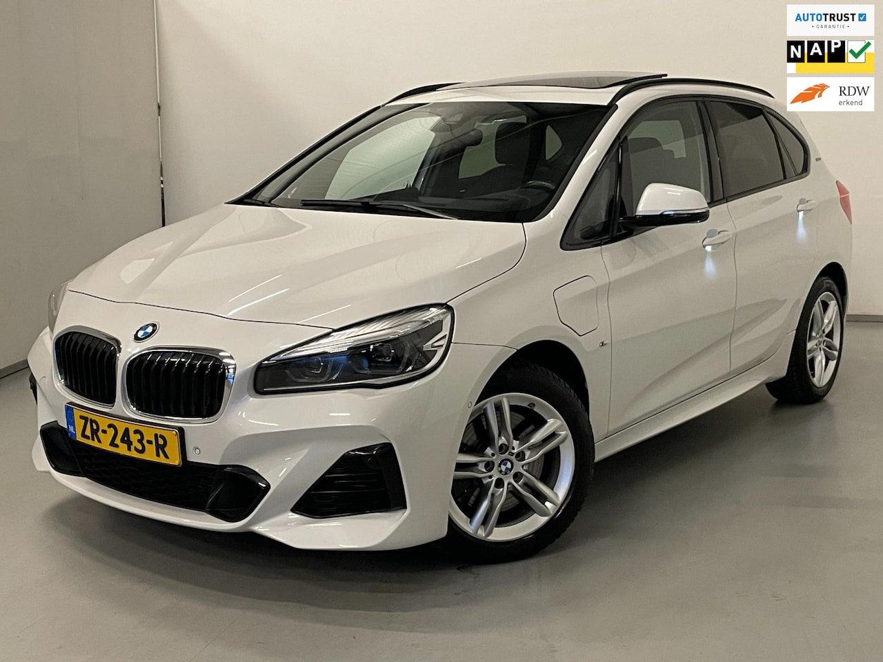 BMW 2-serie Active Tourer - 225xe / M Pakket / Pano / Keyless - AutoWereld.nl