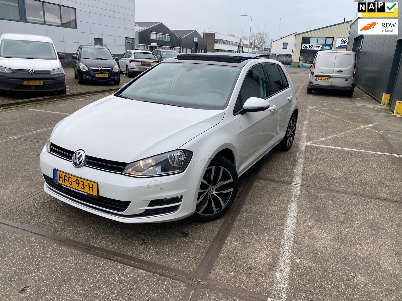 Volkswagen Golf - 1.2 TSI Connected Series/ALLSTAR pakket/5drs/1e EIG/1jaar apk, dealeronderhouden/volle opt - AutoWereld.nl