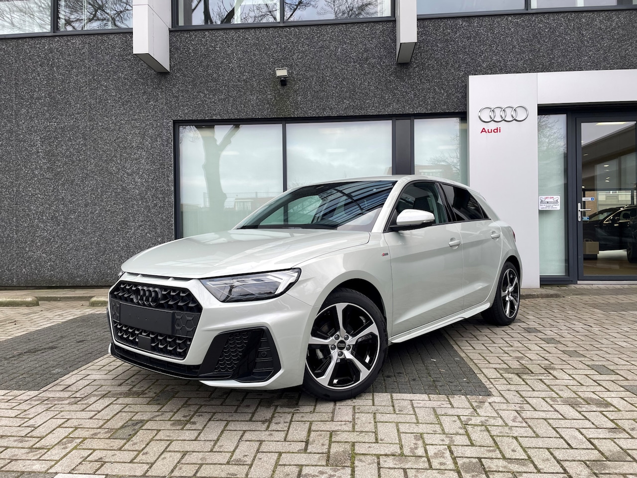 Audi A1 Sportback - 25 TFSI Advanced edition S-line exterieur/17 inch velgen/Stoelverwarming/Optiekpakket zwar - AutoWereld.nl