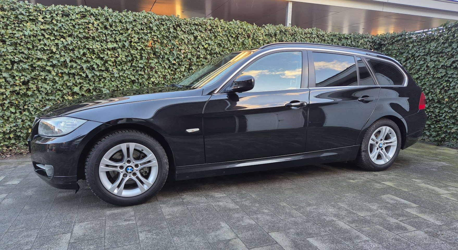 BMW 3-serie Touring - 318i High Executive Touring 2010 Zwart e90 LCI Trekh leer - AutoWereld.nl