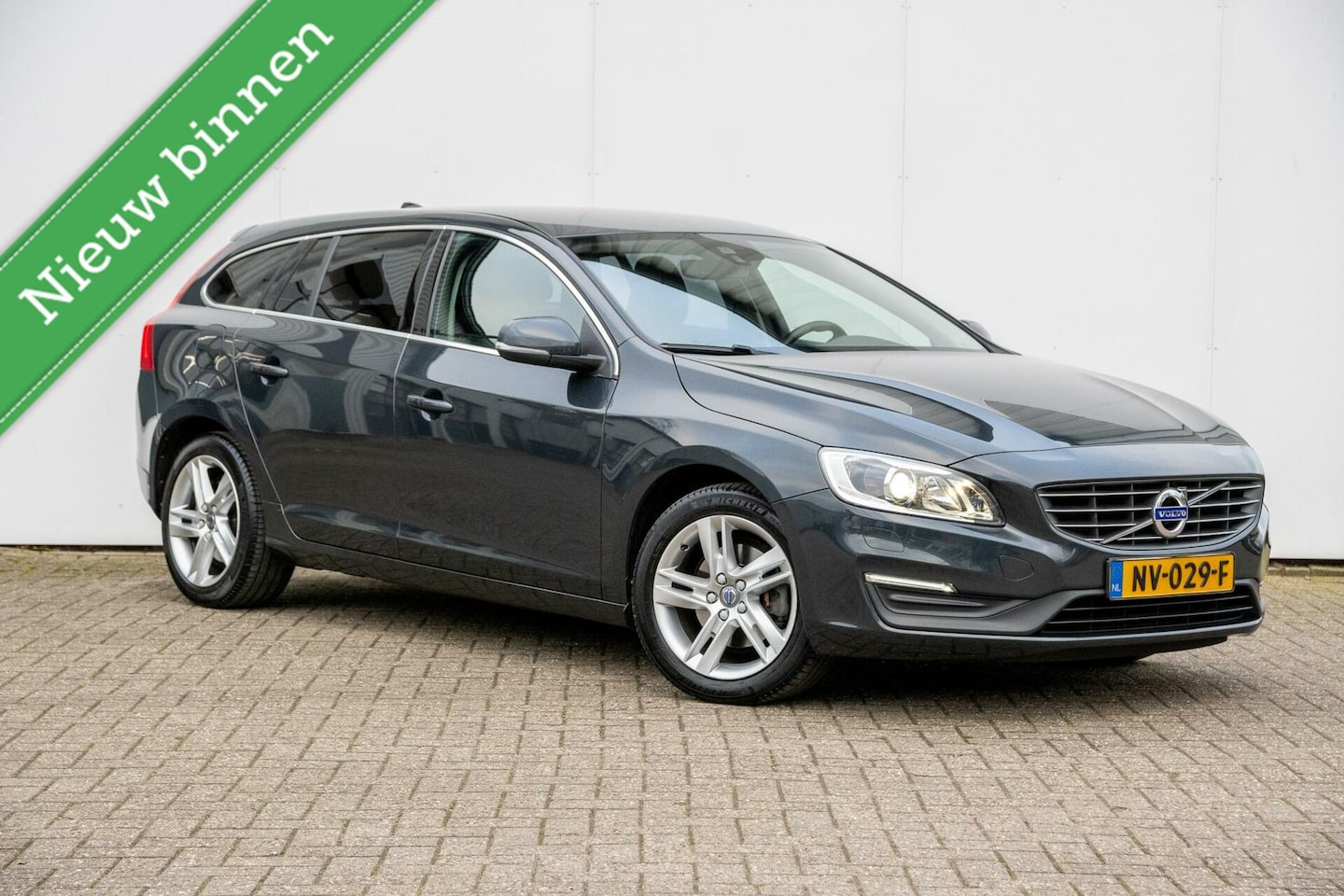 Volvo V60 - T3 Nordic+ Automaat | Trekhaak | Dealer O.H. - AutoWereld.nl