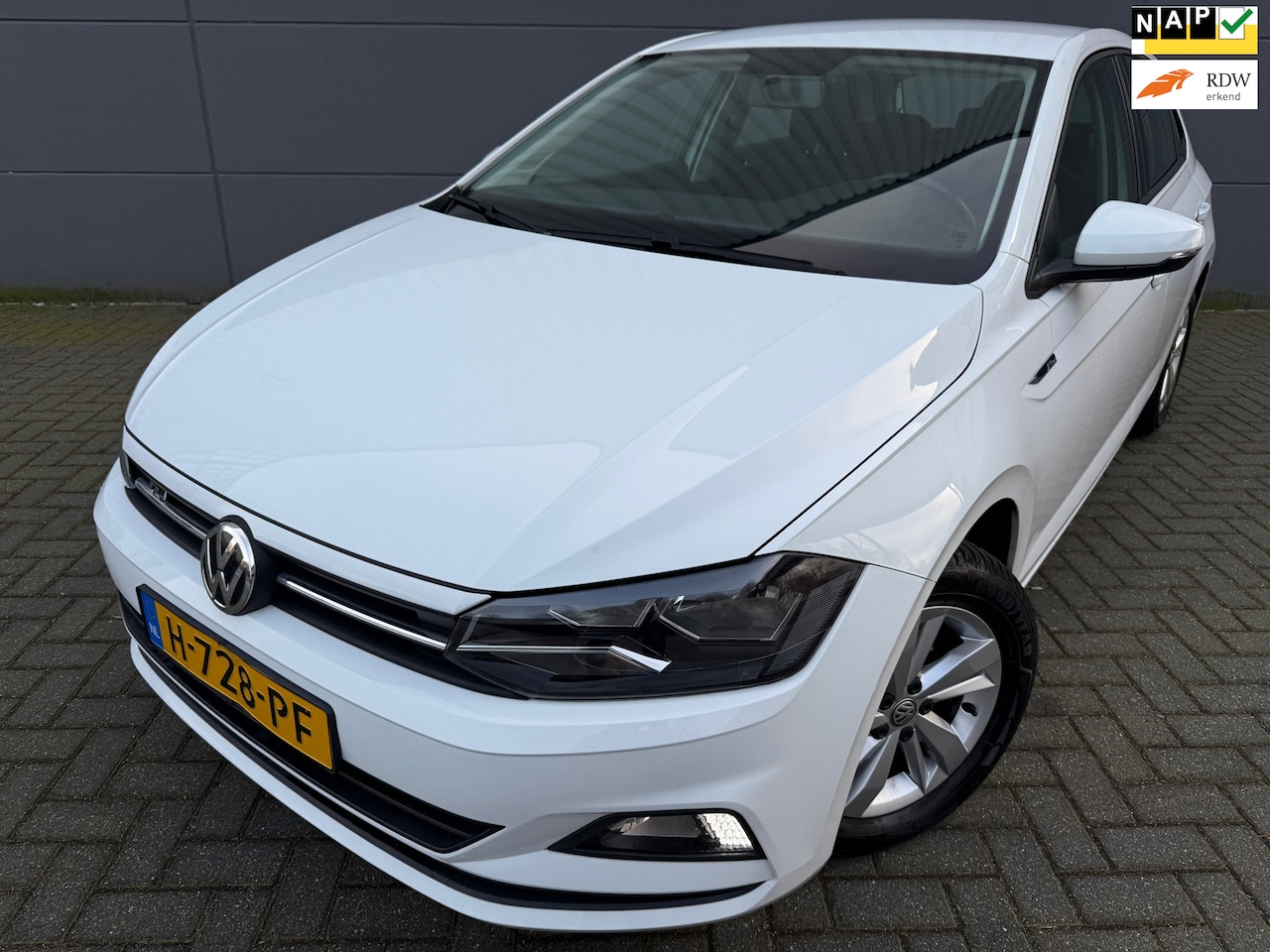 Volkswagen Polo - 1.0 TSI R-LINE Business*CRUISE*APK*NAP*NAVI*CARPLY*PARK SENSOREN - AutoWereld.nl