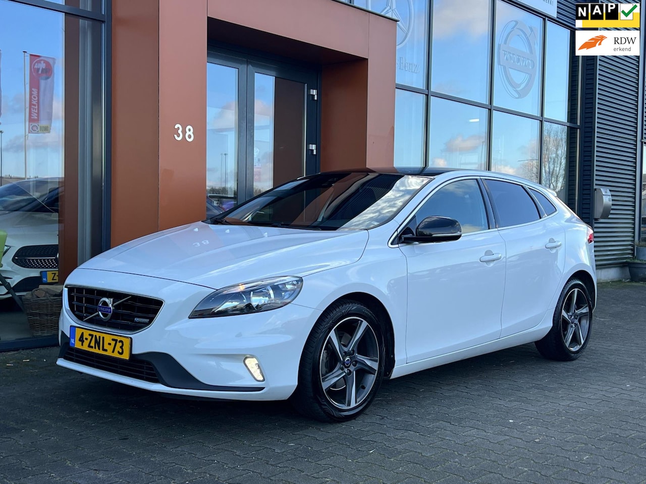 Volvo V40 - 1.6 T2 R-Design|Leer|Navi|PDC+Cam|Cruise|Bluetooth - AutoWereld.nl