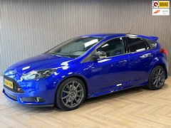 Ford Focus - 2.0 EcoBoost ST-3 *300PK* REVO SPS SYSTEM AIRCO PDC CAMERA KEYLESS-GO STOELVERWARMING