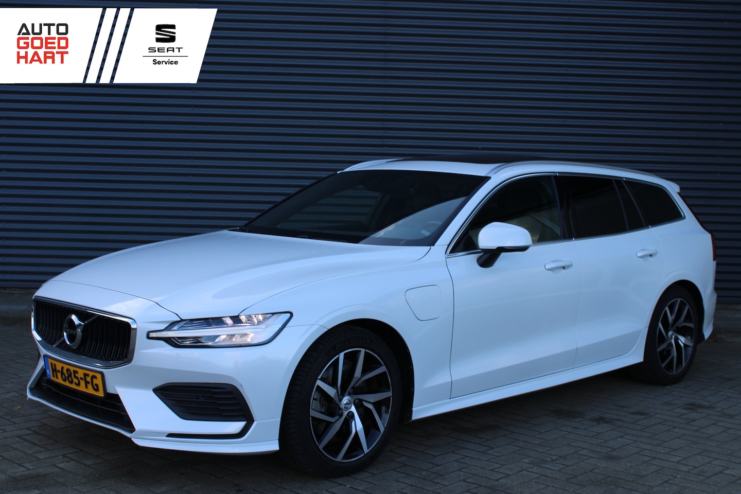 Volvo V60 - 2.0 T6 Twin Engine AWD Panoramadak Inscription Chrystal White Full-Led Camera - AutoWereld.nl