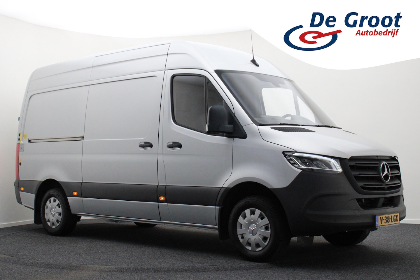 Mercedes-Benz Sprinter - 316 2.2 CDI L2H2 Automaat 3-Zits, LED, Elektr. Laadklep, 360° Camera, Standkachel, Navigat - AutoWereld.nl