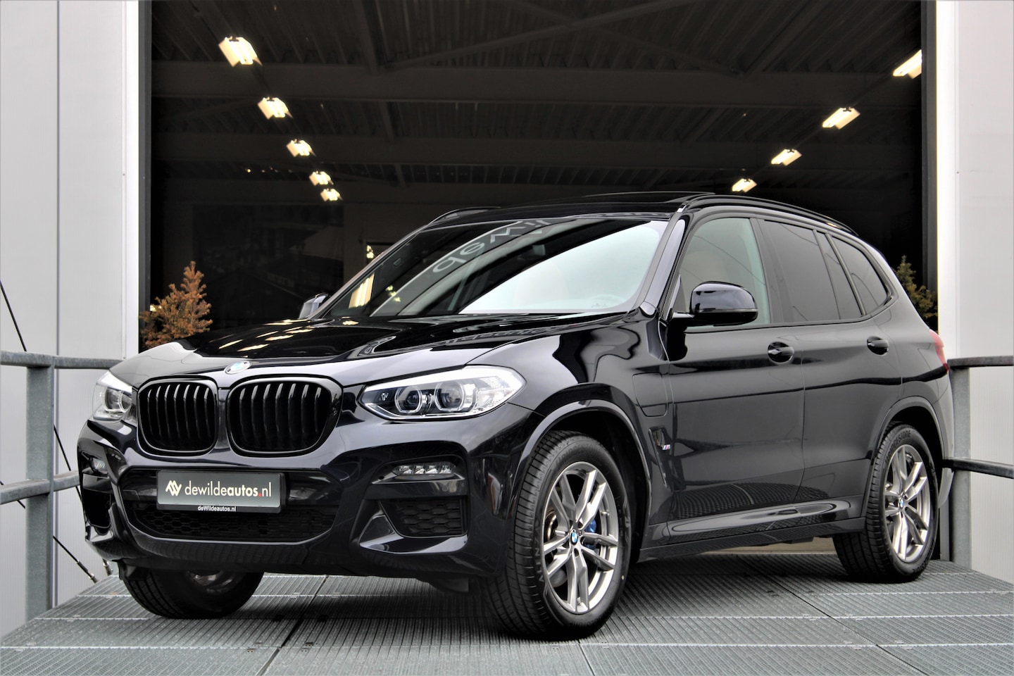 BMW X3 - xDrive30e M-sport 292pk M-seats Pano Trekhaak Head-up Camera Keyless Apple CarPlay - AutoWereld.nl