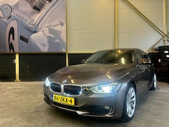 BMW 3-serie - 320d EfficientDynamics Upgrade Edition | Leer | Xenon | Navigatie | 18" |