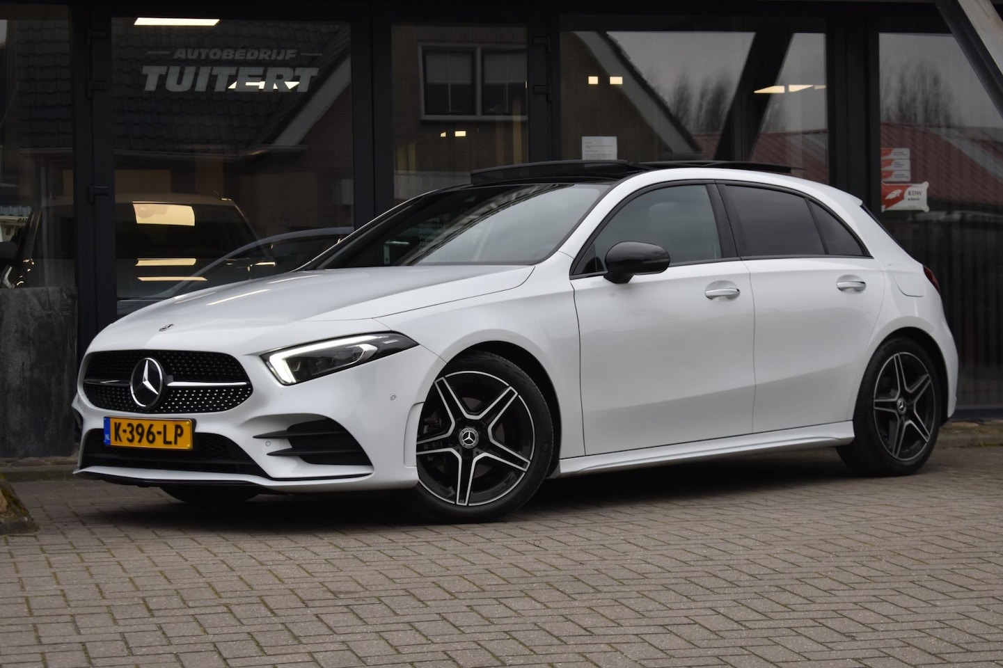 Mercedes-Benz A-klasse - 180 AMG | SFEERVERLICHTING | PANORAMADAK | MEMORY SEATS | PREMIUM SOUND | CAMERA | APPLE C - AutoWereld.nl