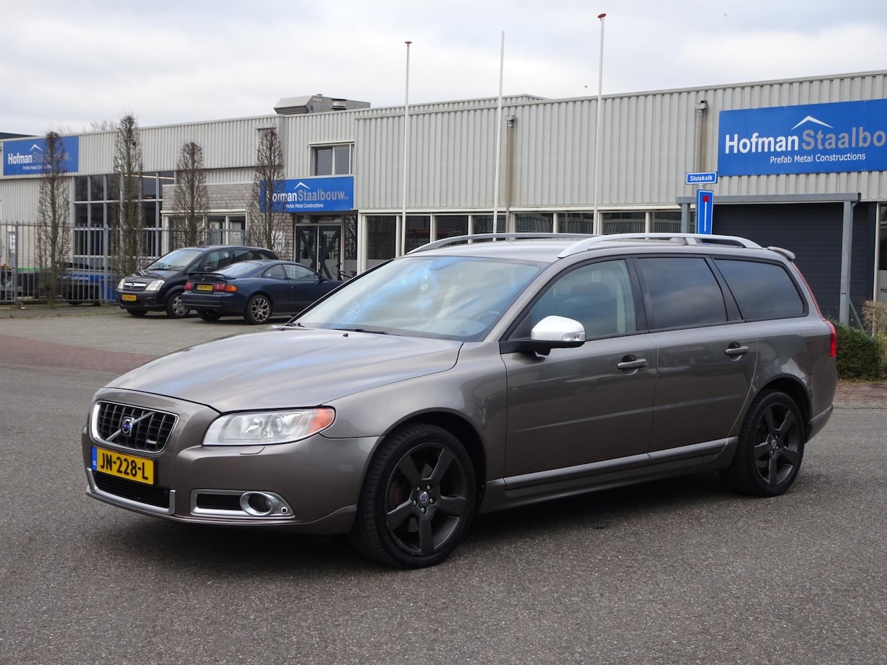 Volvo V70 - 2.5T Kinetic Aut Inc Btw R-Design - AutoWereld.nl