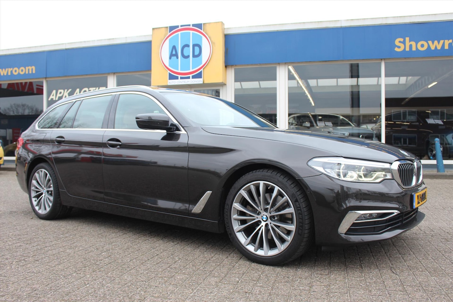 BMW 5-serie Touring - (g31) 520i 184pk Aut. LuxuryLine | 1ste eig. | Orig.NL | PanoramaDak | Trekhaak wegklapbaa - AutoWereld.nl