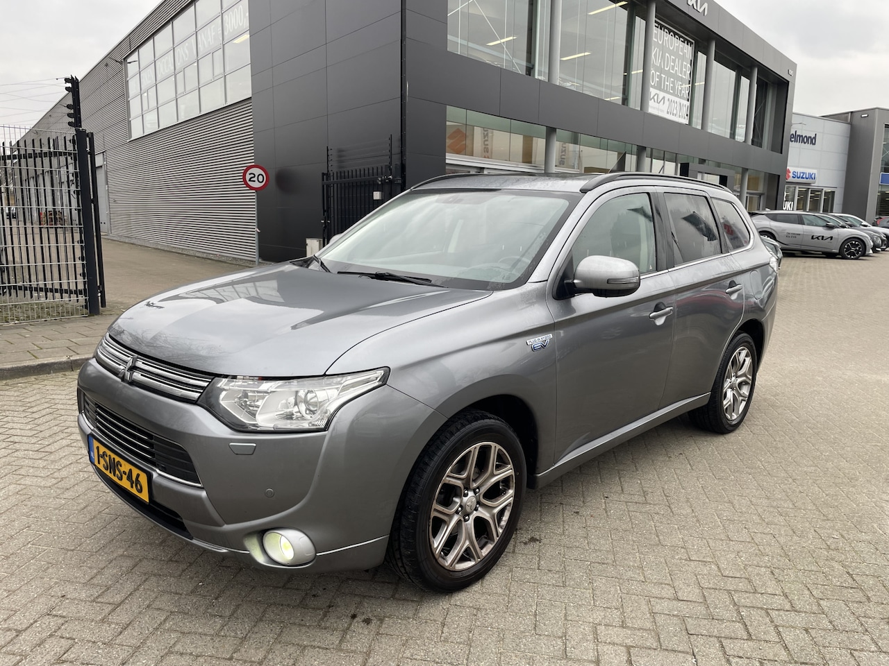 Mitsubishi Outlander - 2.0 PHEV Instyle | Stoelverwarming | Leder | Camera | Meeneemprijs zonder garantie | - AutoWereld.nl