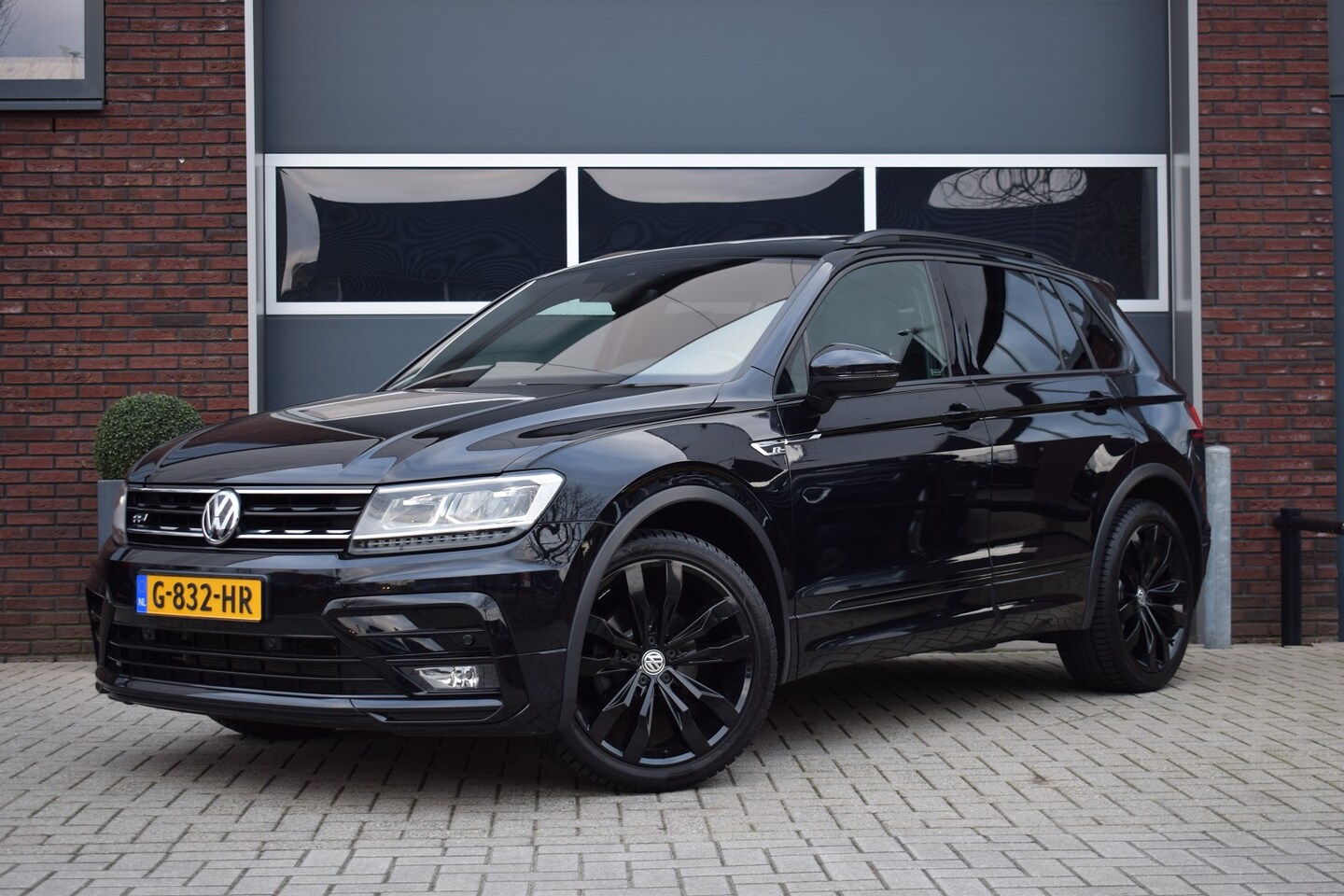 Volkswagen Tiguan - 1.5 TSI 150pk DSG R-line Pano | Virtual | Trekhaak | 20" - AutoWereld.nl