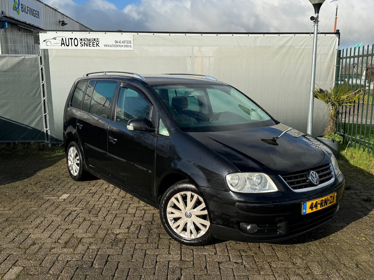 Volkswagen Touran - 2.0-16V FSI Highline - Airco - Cruise - APK 08-25 - AutoWereld.nl