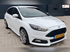 Ford Focus - 2.0 ST 250PK Navi 19" Velgen Stoelverwarming