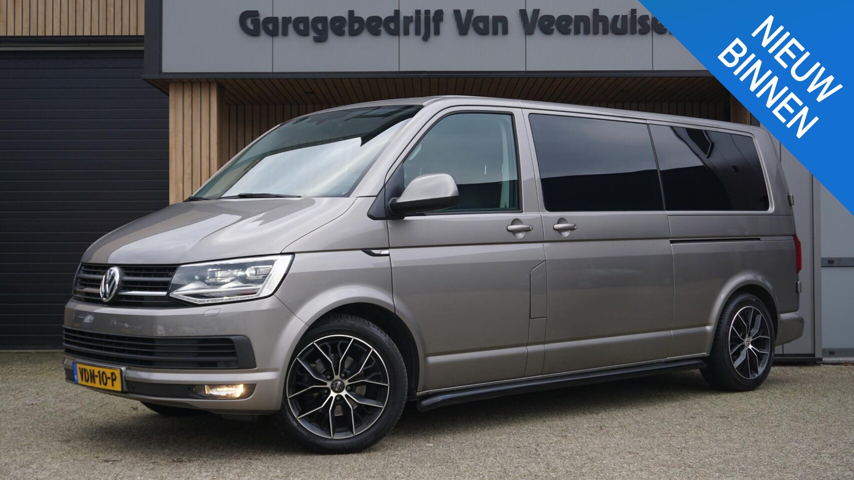 Volkswagen Transporter - 2.0 TDI 150pk DSG L2H1 DC Highline 2x Schuifdeur LED Leder 18inch LM Navi 1e Eigenaar Trek - AutoWereld.nl