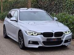 BMW 3-serie Touring - 318i M Sport Panorama EVO Navi Apple CarPlay Camera LED NAP NL dealer onderhouden GARANTIE