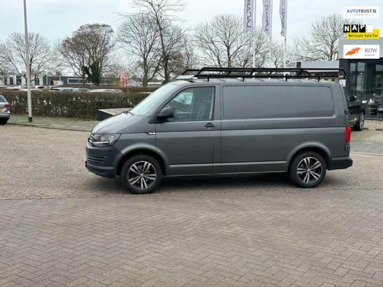 Volkswagen Transporter - 2.0 TDI L1H2 Highline Automaat,bj.2017 ! kleur:grijs ! climate control,trekhaak,APK 12/202 - AutoWereld.nl