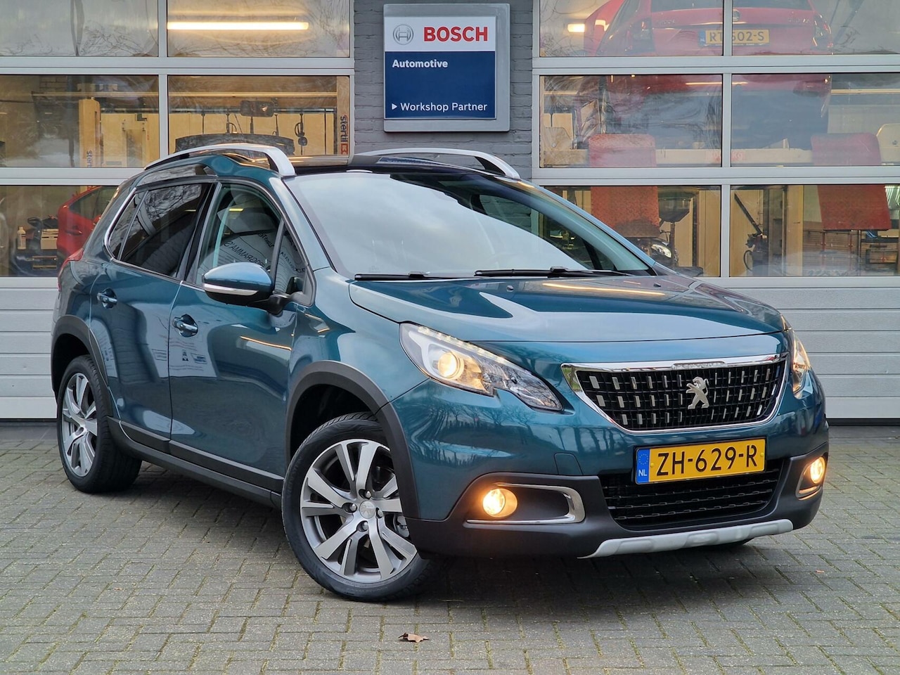 Peugeot 2008 - 1.2 PureTech Blue Lease Allure|Pano|Trekhaak|Camera|PDC|Cruise| - AutoWereld.nl