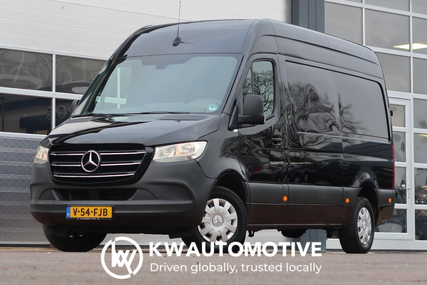 Mercedes-Benz Sprinter - 317 CDI L2H2 AUT/ 3.5T/ CAMERA/ MBUX/ CRUISE/ AIRCO - AutoWereld.nl