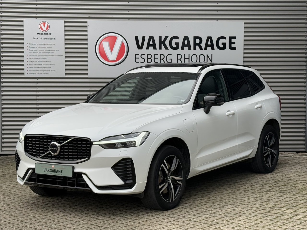 Volvo XC60 - 2.0 T6 Plug-in hybrid AWD R-Design LONG RANGE,SCHUIFDAK,TREKHAAK - AutoWereld.nl