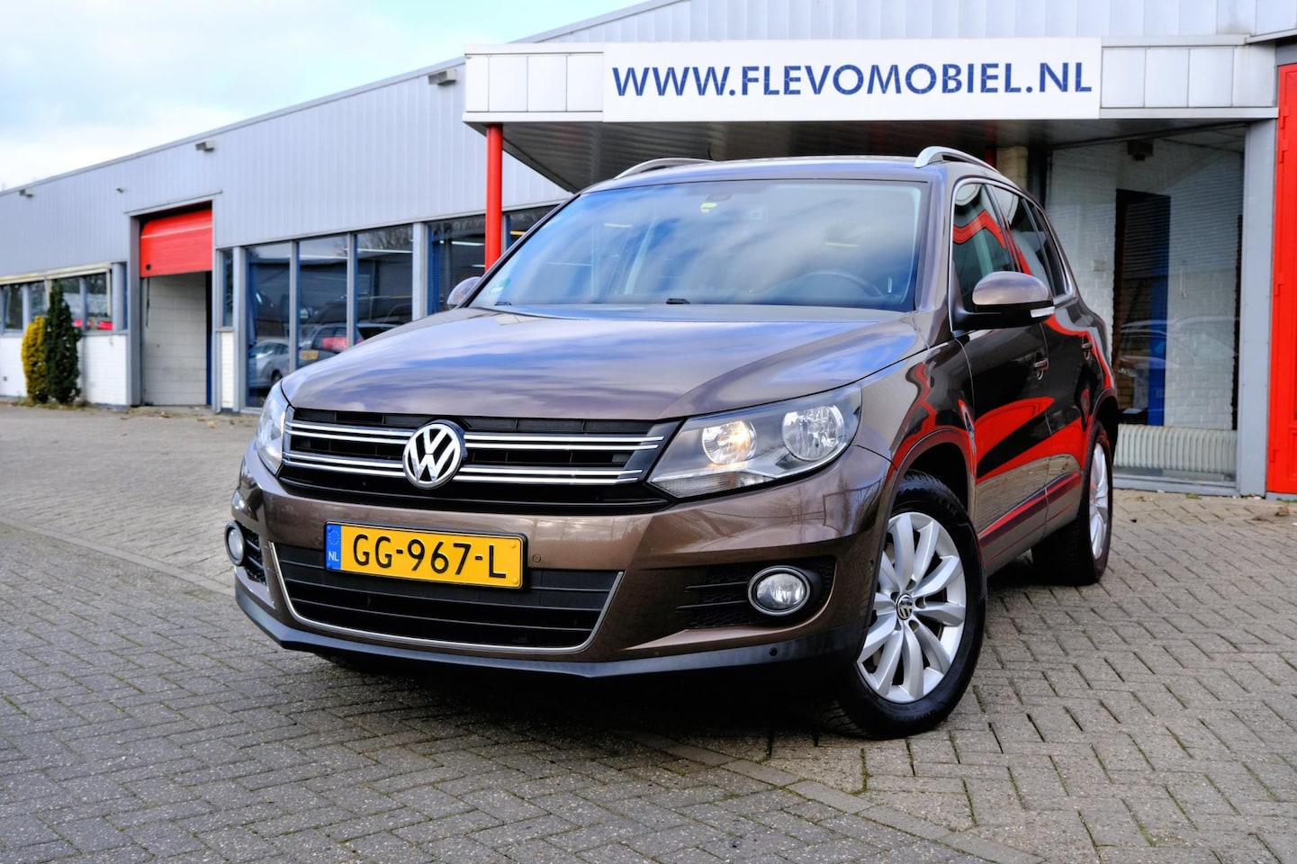 Volkswagen Tiguan - 1.4 TSI 161pk Sport&Style Navi|1e eig|Clima|LMV|ParkAssist - AutoWereld.nl