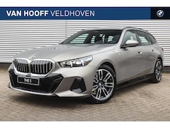 BMW 5-serie Touring - 520i M Sport Automaat / Adaptieve LED / M Sportonderstel / Parking Assistant / Stoelverwar