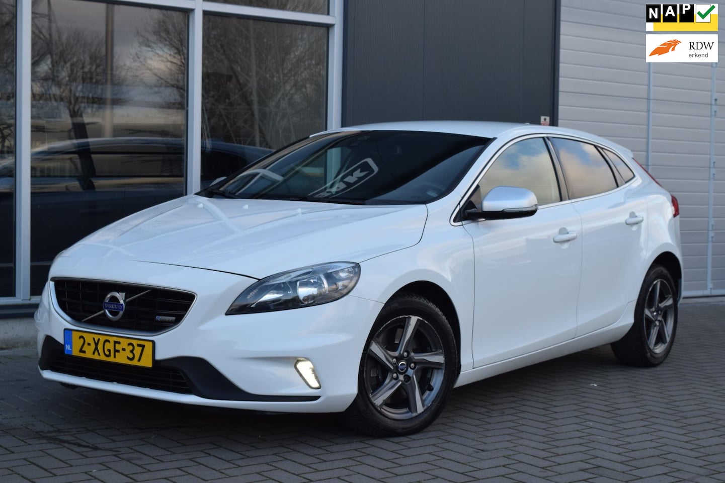 Volvo V40 - 2.0 D4 R-Design | Navi | Leder | PDC | APK 9-2025 ! - AutoWereld.nl