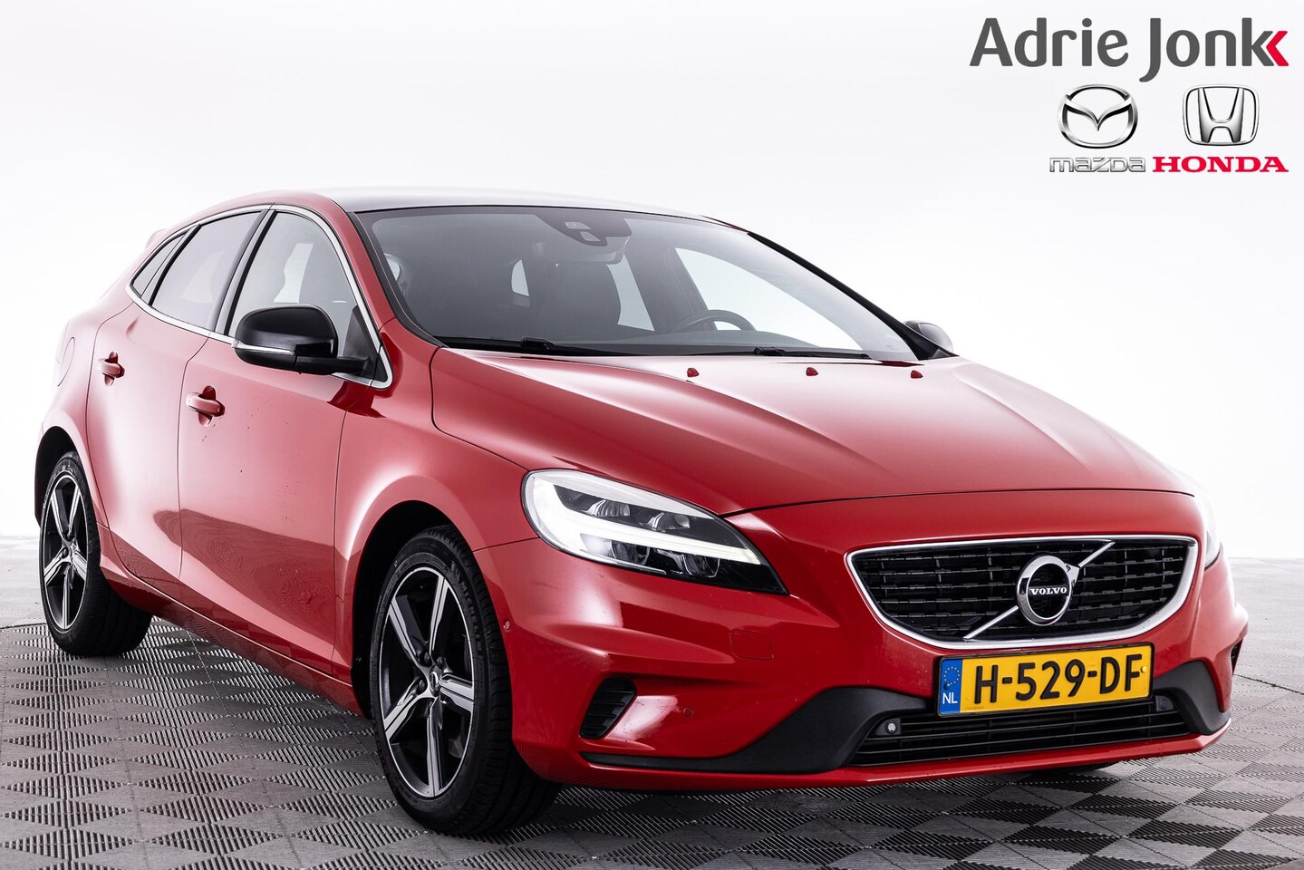 Volvo V40 - 1.5 T3 Polar+ Sport | AUTOMAAT | TREKHAAK | R-DESIGN | PANORAMADAK | NAVIGATIE | CLIMATE C - AutoWereld.nl