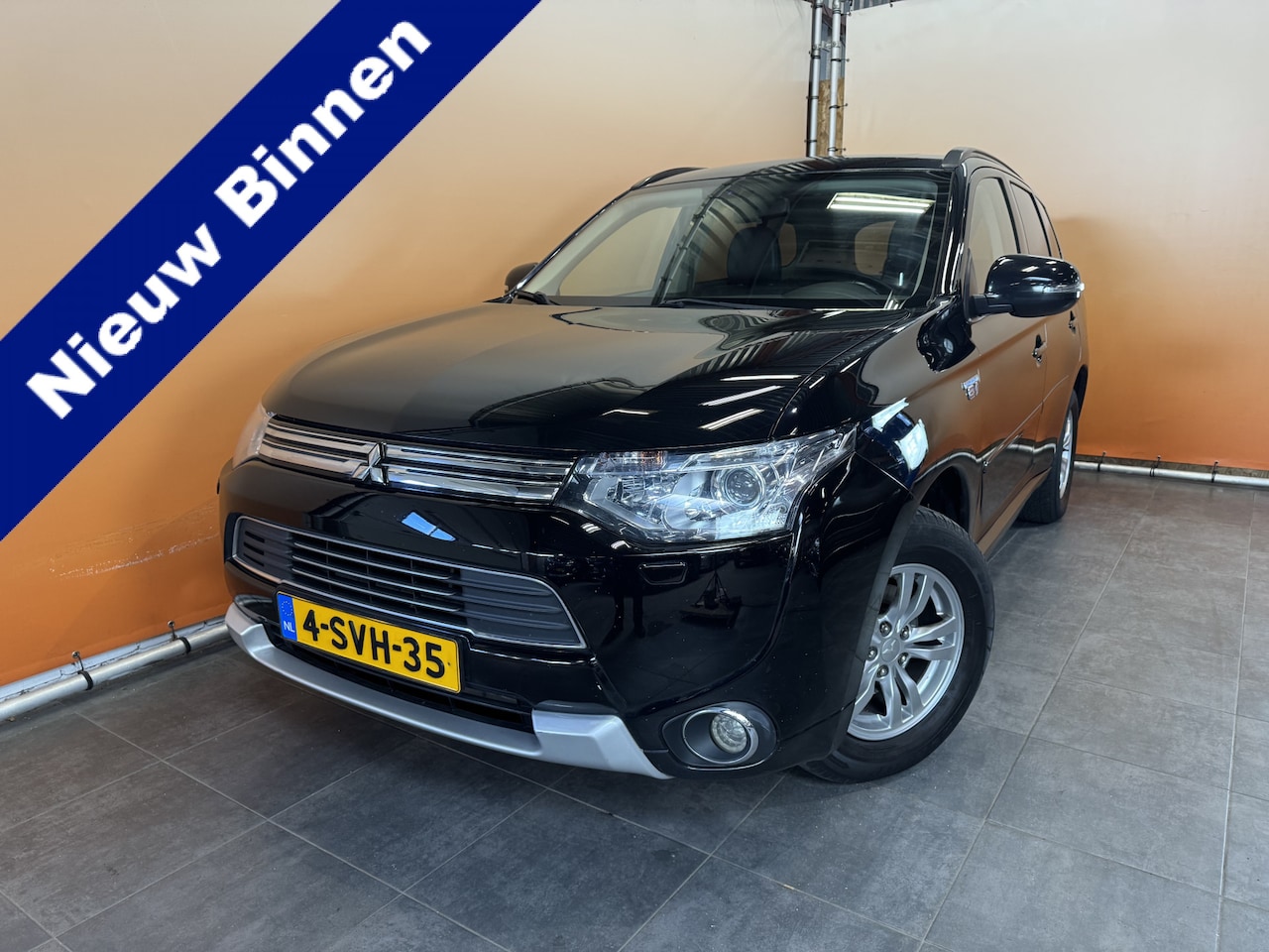 Mitsubishi Outlander - 2.0 PHEV Instyle leer | trekhaak schuifdak | navi - AutoWereld.nl