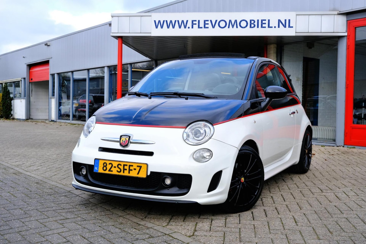 Abarth 500 - C 1.4 T-Jet 180pk Abarth Scorpione Xenon|Leder|Clima|LMV - AutoWereld.nl