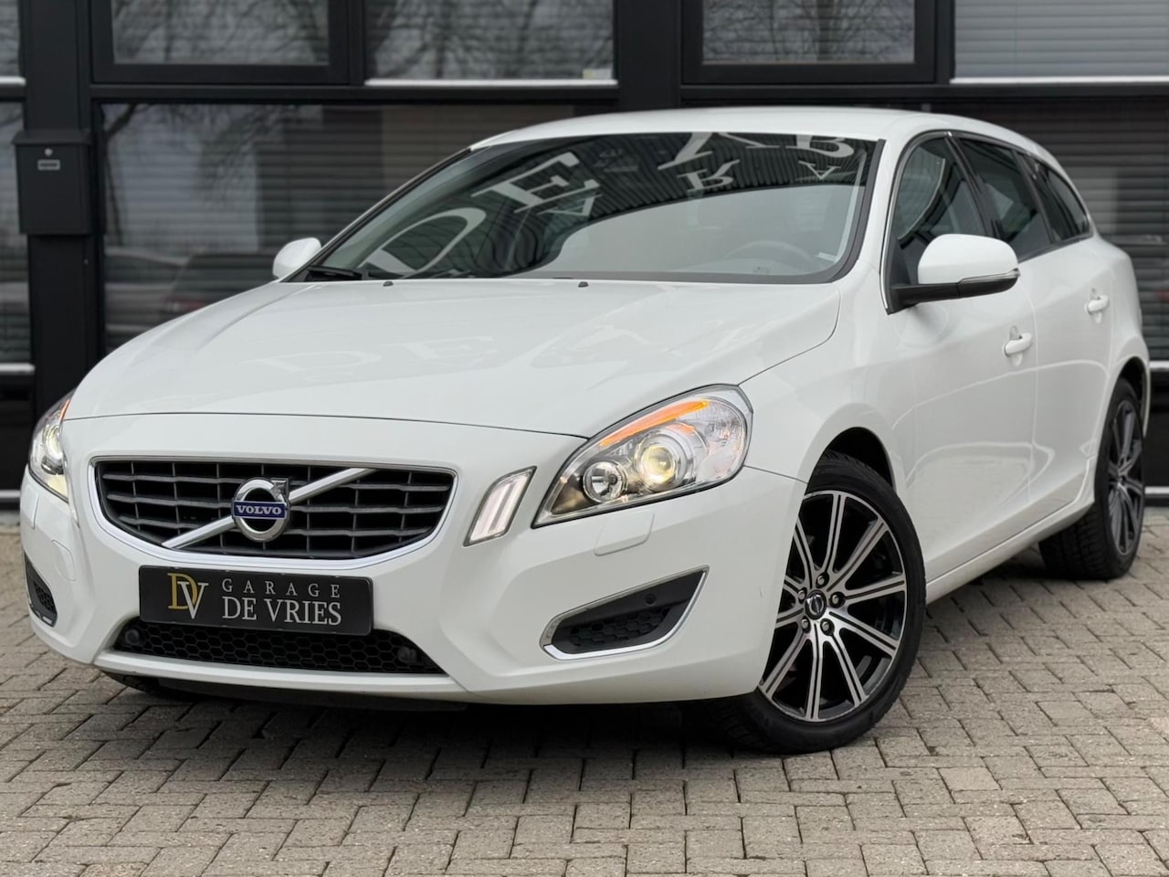 Volvo V60 - 1.6 T3 Summum Navi Xenon 18 Inch Garantie - AutoWereld.nl